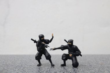 Açık havada ninja figürünün eğlencesi.