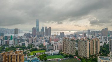 30 Temmuz 2023 'te Kowloon' da bulunan büyüleyici ve ikonik bir şehir silueti.