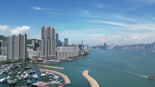 ビクトリア ハーバーは 2023年8月2日 香港の間に位置する象徴的な天然港です — ストック動画