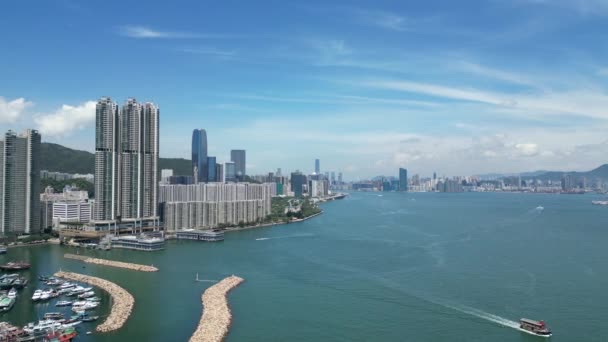 ビクトリア ハーバーは 2023年8月2日 香港の間に位置する象徴的な天然港です — ストック動画