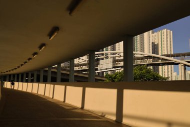 Hong Kong 'da gün doğumunda Long foot Köprüsü. 3 Ağustos 2023.