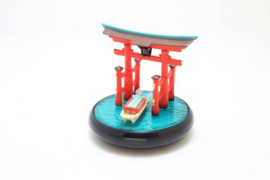 Itsukushima Tapınağı Torii, Iconic Serenity 'nin ölçekli figürü.