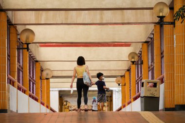 Yaya köprüsü kamu malikanesine girdi.