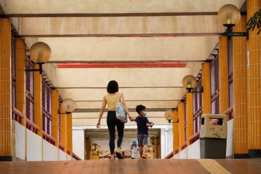 Yaya köprüsü kamu malikanesine girdi.