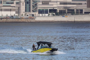 Junk Bay 'de bir teknenin arkasında uyanış 15 Ağustos 2023