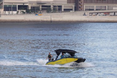 Junk Bay 'de bir teknenin arkasında uyanış 15 Ağustos 2023