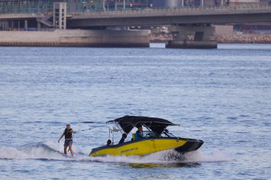 Junk Bay 'de bir teknenin arkasında uyanış 15 Ağustos 2023