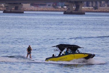 Junk Bay 'de bir teknenin arkasında uyanış 15 Ağustos 2023