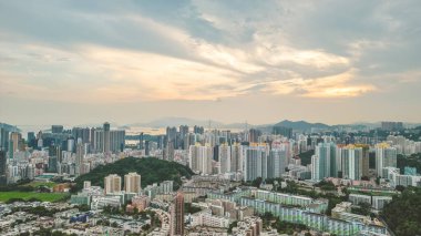 Alacakaranlıkta Kowloon 'un silueti, Shek Kip Mei, Hong Kong 19 Ağustos 2023