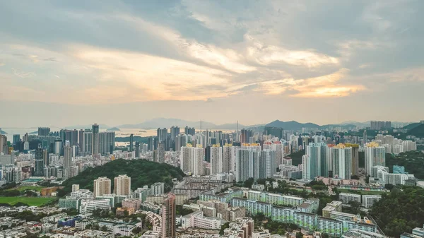 Alacakaranlıkta Kowloon 'un silueti, Shek Kip Mei, Hong Kong 19 Ağustos 2023