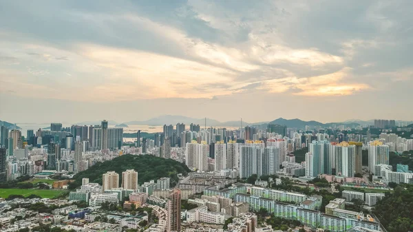 Alacakaranlıkta Kowloon 'un silueti, Shek Kip Mei, Hong Kong 19 Ağustos 2023