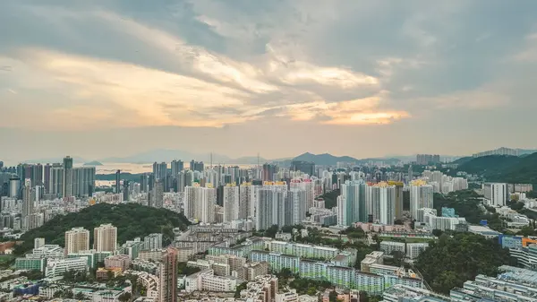 Alacakaranlıkta Kowloon 'un silueti, Shek Kip Mei, Hong Kong 19 Ağustos 2023