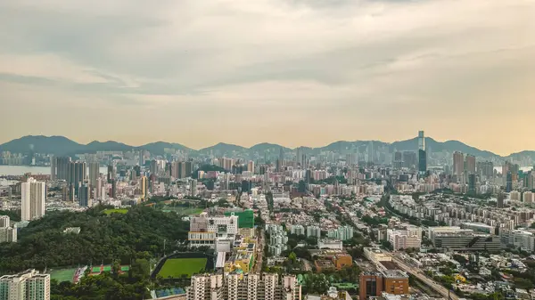 Kowloon ve Hong Kong Skylines Victoria Limanı Şehir Mucizeleri 19 Ağustos 2023
