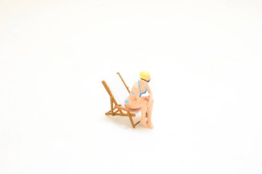 Plaj aktiviteleri, sahilde mayo giymiş küçük insanlar.