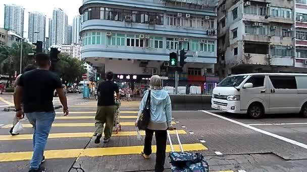 2023年9月9日 香港の忙しい道路を横断する — ストック動画