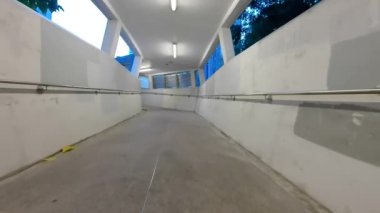 Hong Kong - 28 Eylül 2023: Kentsel Peyzaj Yollarını Bağlayan Köprüler 
