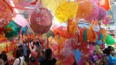 Hong Kong - 23 Eylül 2023: Geleneksel Çin fenerleri almak için yerel pazar. Tai Kiu Pazarı 