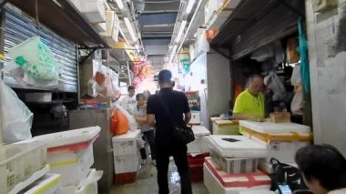 Hong Kong - 23 Eylül 2023: Geleneksel Çin fenerleri almak için yerel pazar. Tai Kiu Pazarı 