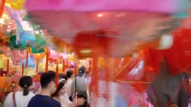 Hong Kong - 23 Eylül 2023: Geleneksel Çin fenerleri almak için yerel pazar. Tai Kiu Pazarı 