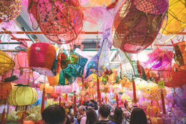 Geleneksel Çin fenerleri almak için yerel bir pazar. Tai Kiu Pazarı 23 Eylül 2023