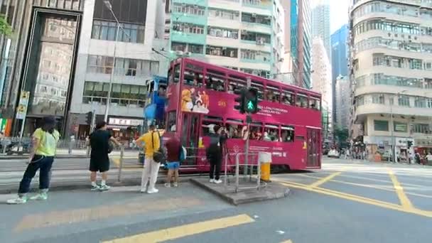 Hong Kong Oct 2023 Tranvías Dos Pisos Con Rascacielos Hong — Vídeo de stock
