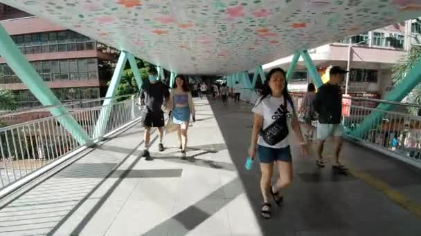 Hong Kong Oct 2023 Gente Caminando Por Puente Peatonal Hong — Vídeos de Stock