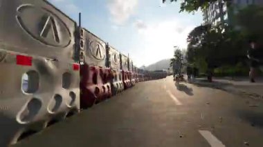 Hong Kong - 2 Ekim 2023: Tko POV bisiklet yolunun üzerindeki bisiklet sembolü, zaman aşımı