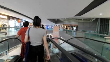 Hong Kong - 4 Ekim 2023: Tung Chung alışveriş merkezi 