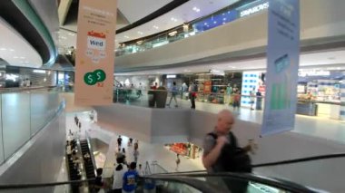 Hong Kong - 4 Ekim 2023: Tung Chung alışveriş merkezi 