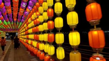 HONG KONG - 4 Ekim 2023: Hong Kong 'daki Tung Chung Gezinti Güvertesinde Fener Festivali