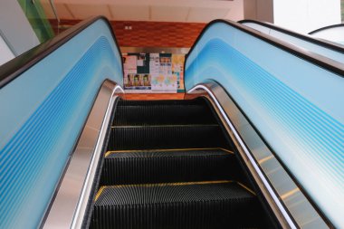 Ofis binası modern yürüyen merdiven, hk 7 Şubat 2015