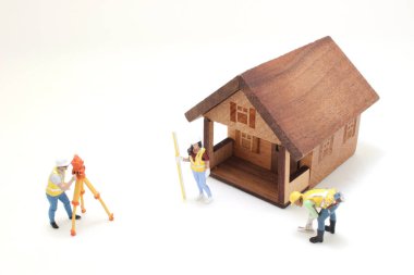 İnşaat alanındaki bir arazi mühendisi figürü.