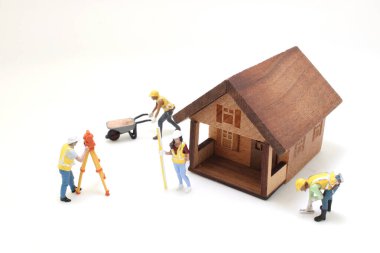 İnşaat alanındaki bir arazi mühendisi figürü.