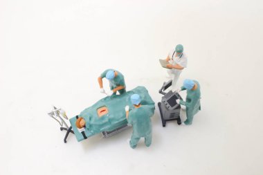 makas, takım çalışması ve destekle ipliği kesmede doktor