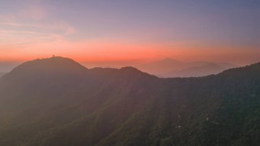 Fotoğraf: 26 Ekim 2023 Günbatımı: Sonbaharda Sunset Peak 'te Güzel Günbatımı