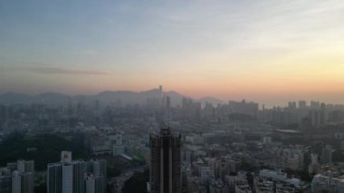Kowloon 'un ortasında, alacakaranlıkta, Hong Kong, 25 Ekim 2023