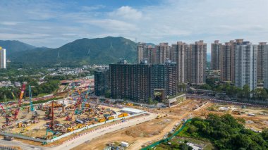 Mavi gökyüzüne karşı inşaat alanı 22 Ekim 2023