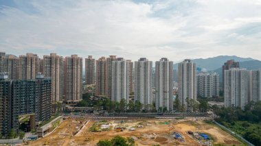 Mavi gökyüzüne karşı inşaat alanı 22 Ekim 2023