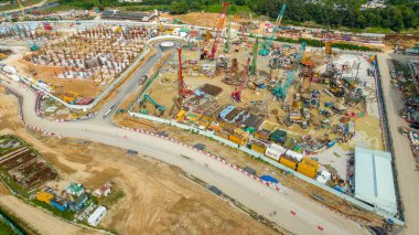 Mavi gökyüzüne karşı inşaat alanı 22 Ekim 2023