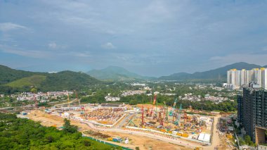 Mavi gökyüzüne karşı inşaat alanı 22 Ekim 2023