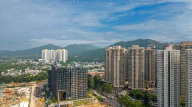 Mavi gökyüzüne karşı inşaat alanı 22 Ekim 2023