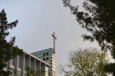 18 Şubat 2015 'te Kilisenin üzerindeki haç.