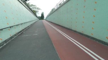 22 Ekim 2023, Hong Kong tünelinde yürüyorum.