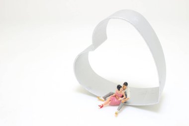 Kalp şeklinde ve küçük bir sevgili figürü.