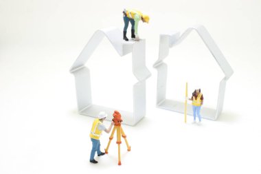 İnşaat alanında figürlü arazi araştırmacısı