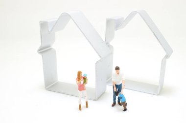 Küçük bir ev ve mutlu bir aile.