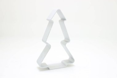 Beyaz arka planda Noel ağacı kurabiye kesicisi