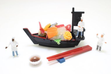 Geminin ahşap zemininde rulo seti.