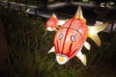 4 Ekim 2023 - Hong Kong: Tung Chung Gezinti Güvertesindeki Fener Festivali 