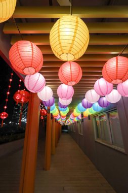 4 Ekim 2023 - Hong Kong: Koridorda kağıt fenerler, Sonbahar Festivali  